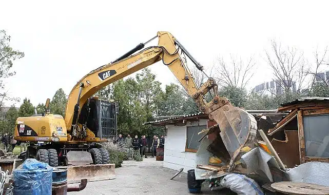 Nilüfer’de kaçak barakalar yıkıldı