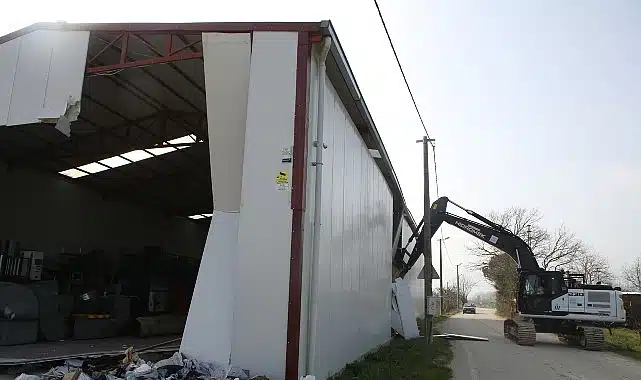 Nilüfer’de tarım alanındaki 900 metrekarelik kaçak yapı yıkıldı